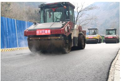 九寨溝景區(qū)項目瀝青路面試驗段鋪筑成功